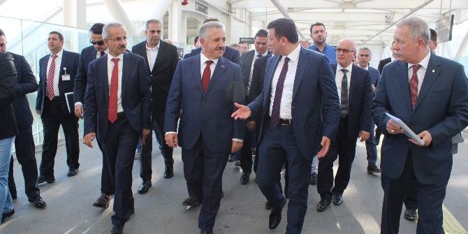 Bakan Arslan’dan Adnan Menderes Havalimanı Ziyareti