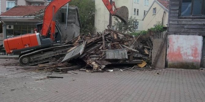 Ahşap Ev Belediye Ekiplerince Yıkıldı
