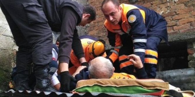 Baca Temizlemek İçin Çıktığı Çatından Kömürlüğün Üzerine Düştü