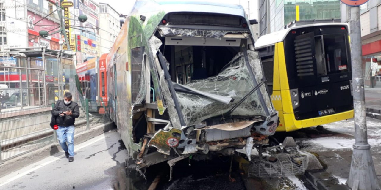 İstanbul'da raydan çıkan tramvay otobüse çarptı!