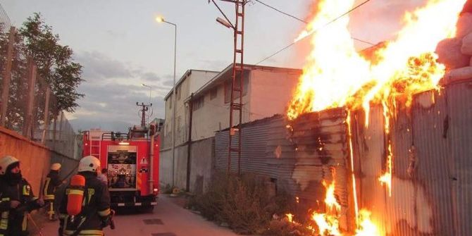 Villada Ve Hurdalıkta Çıkan Yangın Maddi Hasara Neden Oldu
