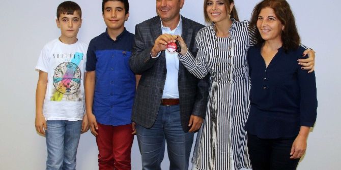 Gezmeye Geldiği Şanlıurfa’da Otomobil Kazandı