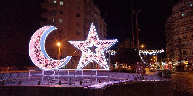 Tarsus Ay Yıldızlı Armatürlerle Süsleniyor
