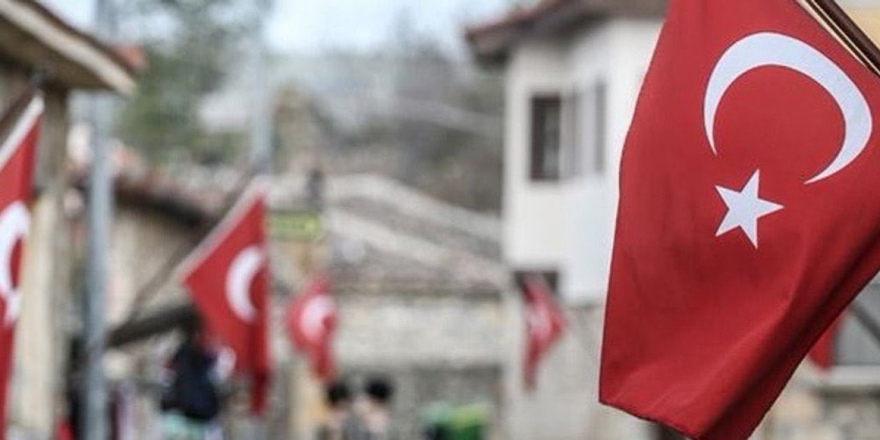 Türkiye, 19 Mayıs'ı camlarda ve balkonlarda İstiklal Marşı okuyarak kutladı