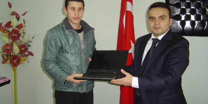 Görme Engelli Milli Sporcu, Kendisine Verilen Bilgisayar Desteğini Boşa Çıkarmadı