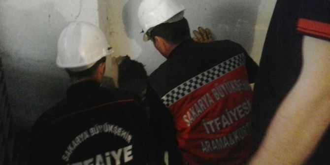 Duvar Arasına Sıkışan Kedi İtfaiye Ekiplerince Kurtarıldı