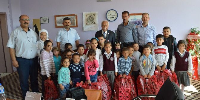 Besni’de Suriyeli Öğrencilere Kırtasiye Yardımı