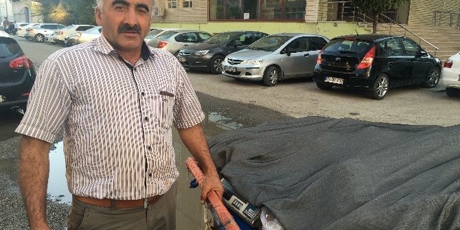 Sokaklarda Baharat Satarak İki Çocuğunu Üniversitede Okutuyor