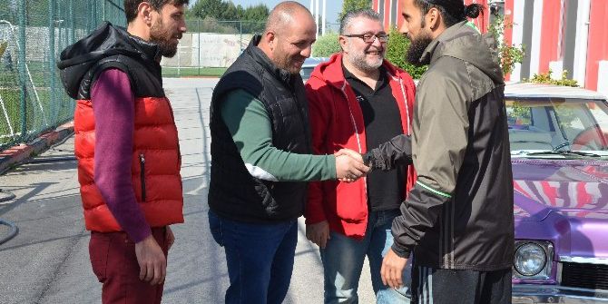 Maça Giremeyen Taraftarlar, Futbolculara Baklava İkram Etti