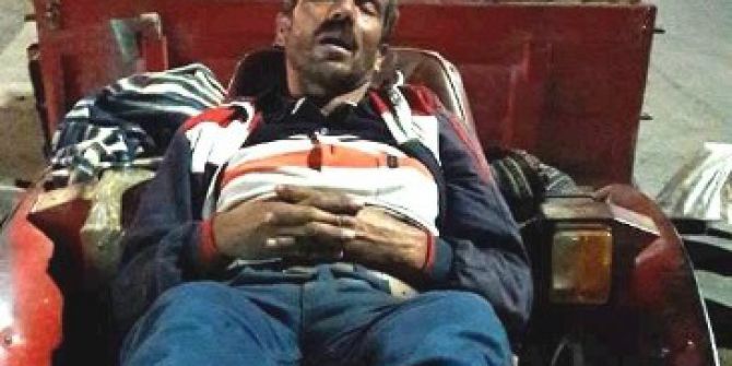 Traktörde Uyurken Resmi Çekilen Çiftçi Kaza Yaptı