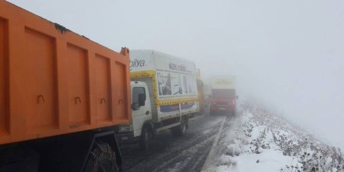 Ardahan - Ardanuç Karayolunda Kar Ve Tipi Dolayısıyla Araçlar Yolda Mahsur Kaldı