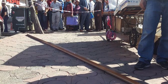 Kaldırımda Yürüyen Anne-kızın Kafasına Profil Direk Düştü