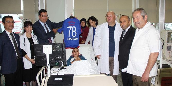 Böbrek Hastası Gence Playstation’lı Moral