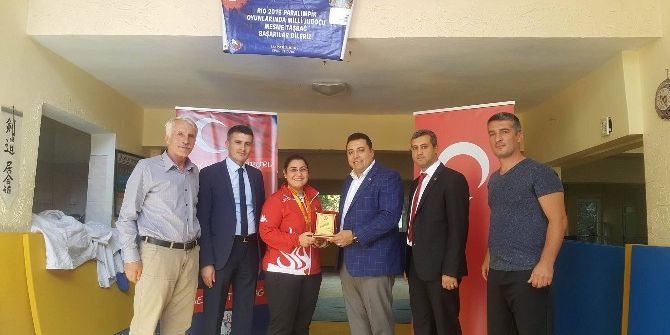 Sağlık-sen’den Mesme Taşbağ’a Plaket