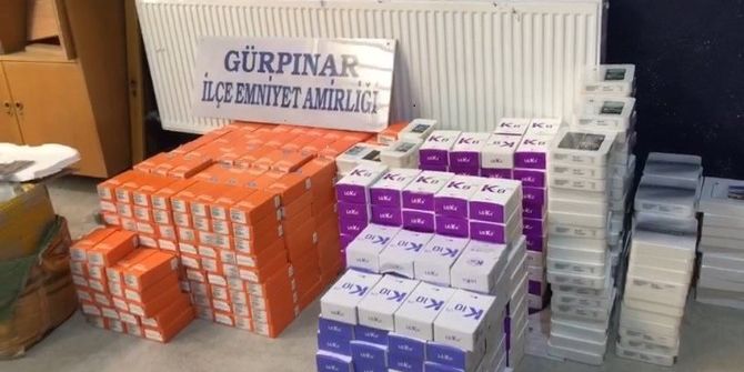 Van’da 3 Bin Adet Kaçak Cep Telefonu Ele Geçirildi