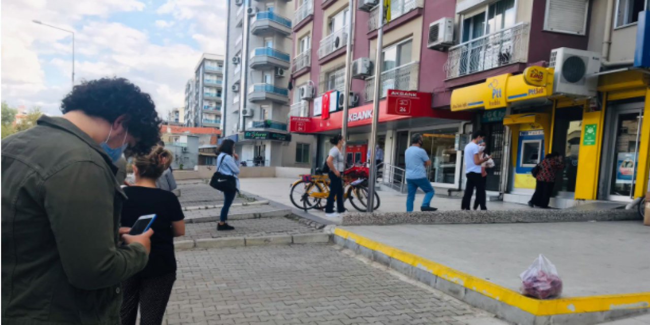 Ptt Şubesinde Örnek ‘sosyal Mesafe’ Kuyruğu