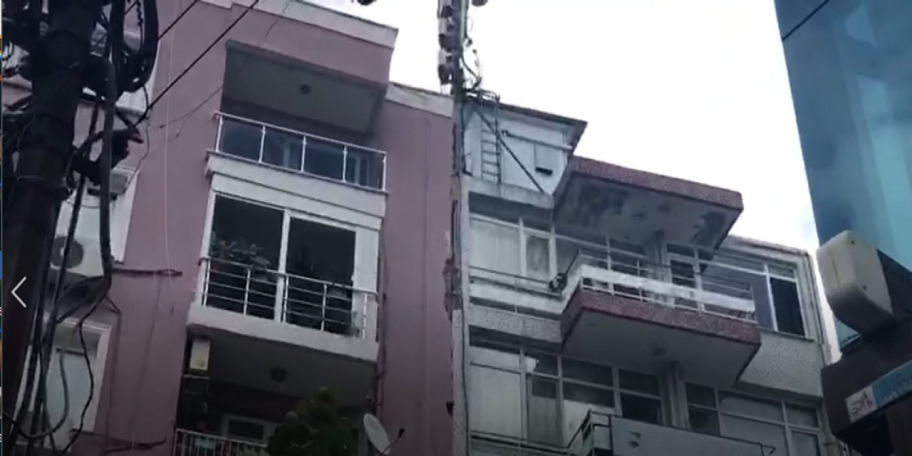 Hasarlı Binanın Cephesi Alarm Veriyor
