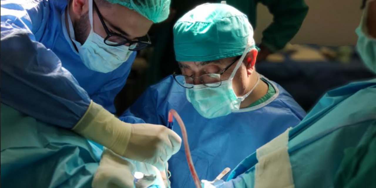 Yanaktan İdrar Kanalı Yapılıyor !