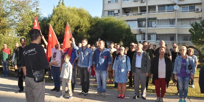 Okul Müdürüne Tepki İçin Veliler Okul Önünde ’Andımızı’ Okudu