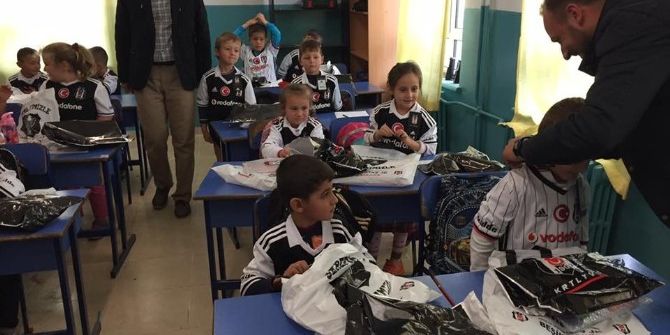 Osmaneli Beşiktaşlılar Derneği Ve İstanbul Bejeka (Lı) Sporseverler Derneği Çocukları Mutlu Etti