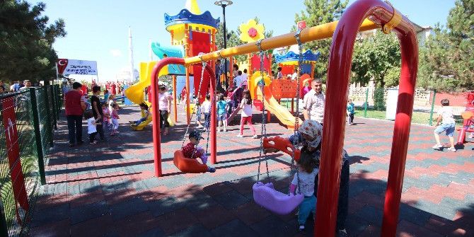 Beyşehir’de Parklar Yeni Yüzüyle Misafirlerini Ağırlıyor