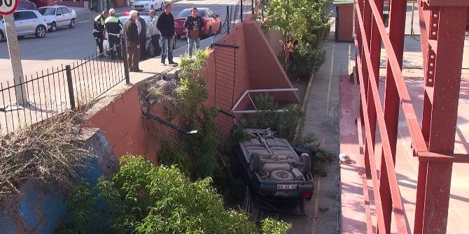 Kontrolden Çıkan Araç Okul Bahçesine Uçtu