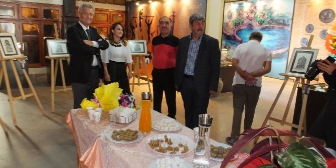 Tez Konusu Mezar Taşlarının Karakalem Resimlerini Yapıp Sergiledi