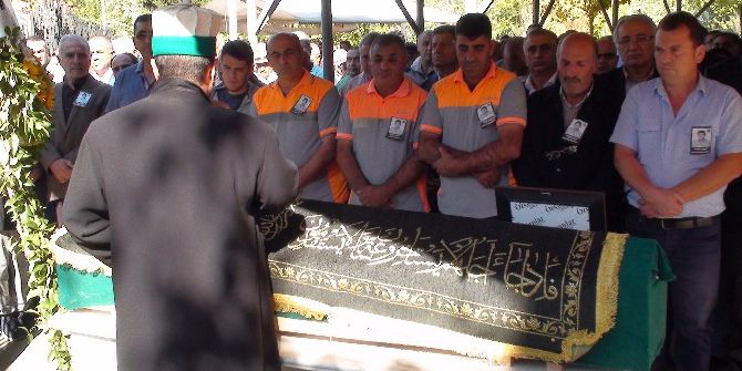 Beton Mikserinin Altında Kalan İşçinin Cenazesini Mesai Arkadaşları Omuzladı