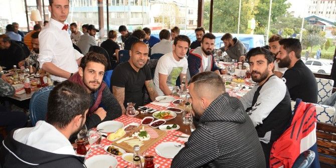 Nazilli Maçı Öncesi Bb Erzurumsporlu Futbolculara Kahvaltı İkramı
