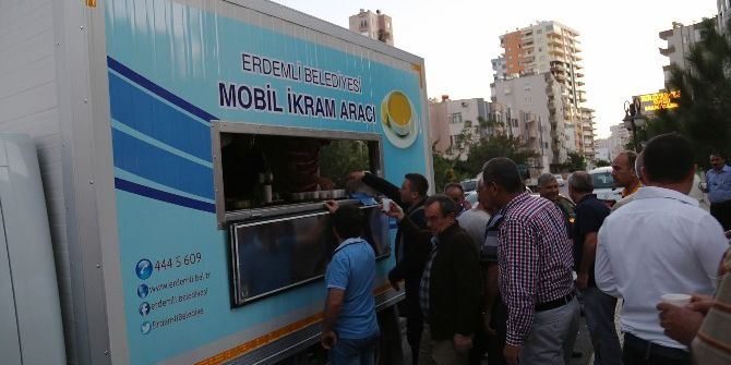 Erdemli Belediyesi, Sabah Namazında Vatandaşa Çorba Dağıtıyor