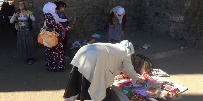 60 Yaşındaki Kadın Evde Yaptığı Ürünleri Satarak Ailesini Geçindiriyor