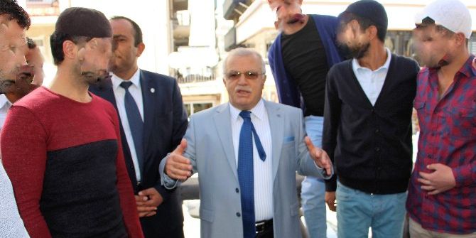 Cuma Namazı Çıkışı Vali Şentürk, Madde Bağımlısı Çocuklarla Görüştü