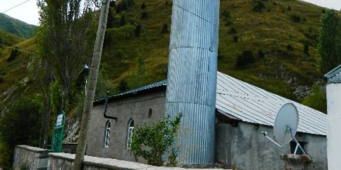 Ayı, Köy Camisinin Bahçesine İndi
