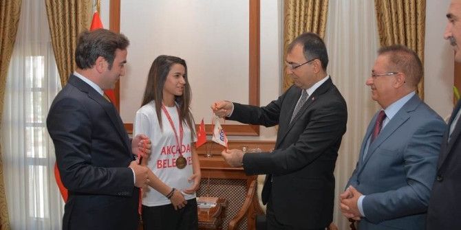 Şampiyon Boksörden Vali Toprak’a Ziyaret