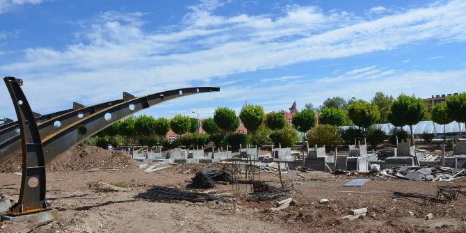 Üniversitede Otopark Gölgelik Yapımları Devam Ediyor