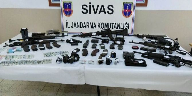 Teröristlerin Üzerinden Para Ve Silah Çıktı