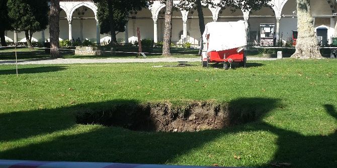 Topkapı Sarayı Bahçesinde Üç Metrelik Çukur