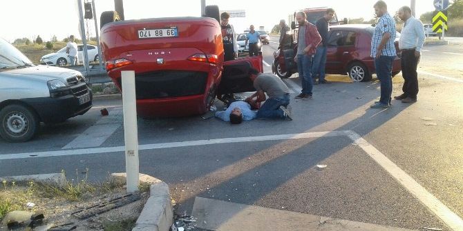 Kaza Yapan Otomobile Başka Bir Otomobil Çarptı: 2 Yaralı