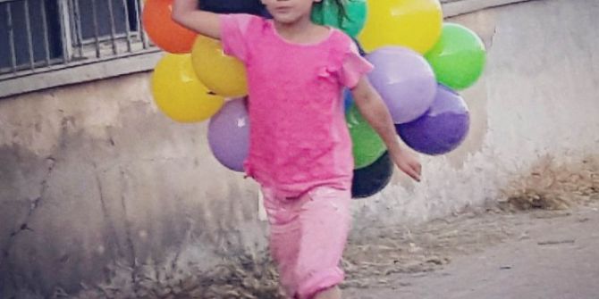 Suriyeli Kızın Balon Sevinci