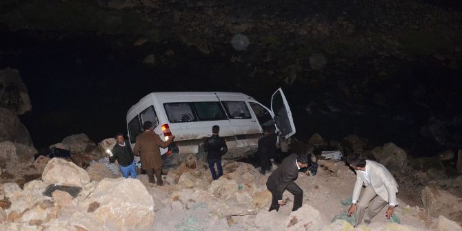 Yüksekova’da Tır İle Minibüs Çarpıştı: 4 Ölü, 11 Yaralı