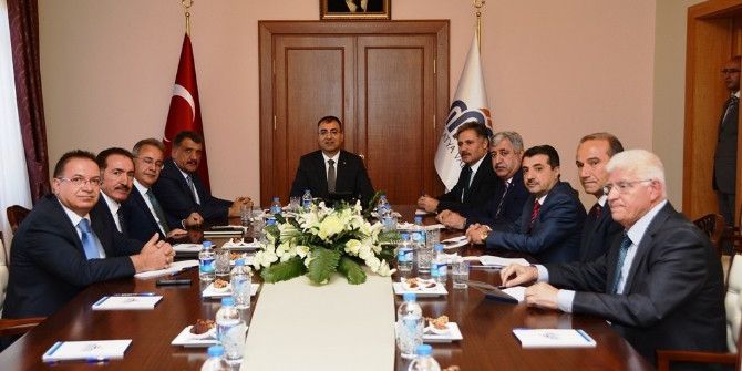 Vali Toprak Belediye Başkanları İle Bir Araya Geldi