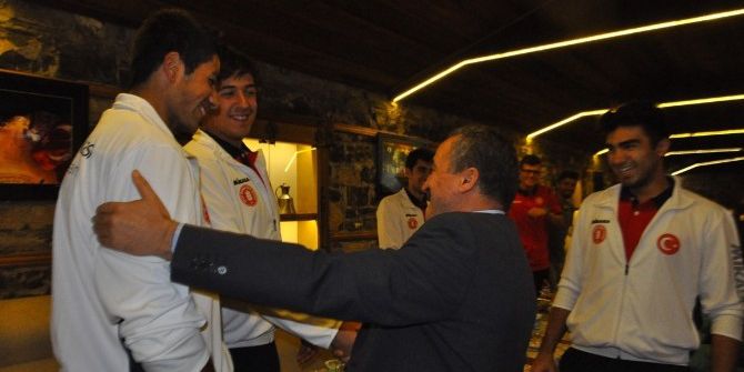 Başkan Tutal, Voleybol Takımı İle Yemekte Buluştu