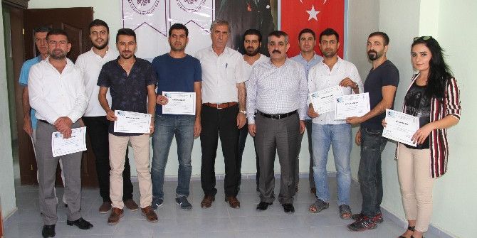 Silopi’de Kursiyerlerin Sertifika Sevinci