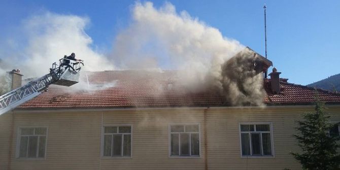 Kız Öğrenci Yurdu Binası Çatısında Yangın