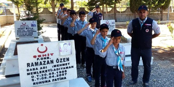 İzci Gençler Sezonu Şehit Mezarını Ziyaret Ederek Açtı