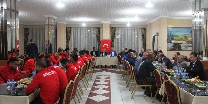 Vali Ustaoğlu Futbolcularla Moral Yemeğinde Buluştu