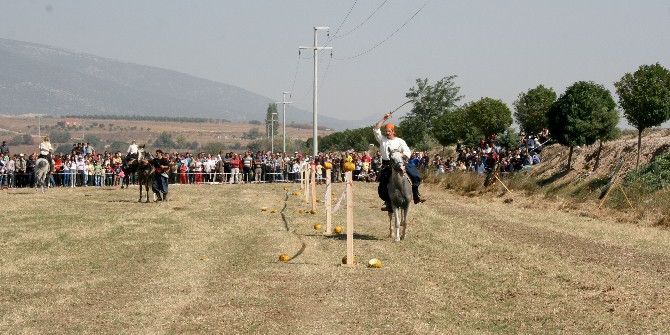 "Issız Adam" Kavunları Kılıçla Doğradı
