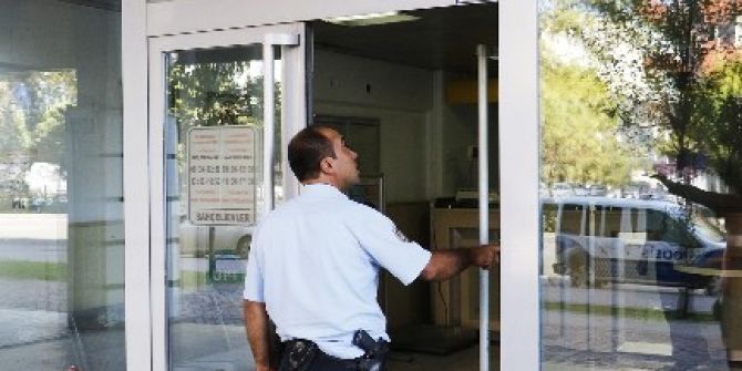 Açık Unutulan Ptt Şubesinin Kapısı Polisi Alarma Geçirdi