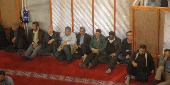 Camilerdeki Tabureler Kaldırıldı