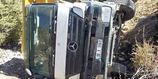 Taş Yüklü Kamyon Devrildi: 1 Yaralı